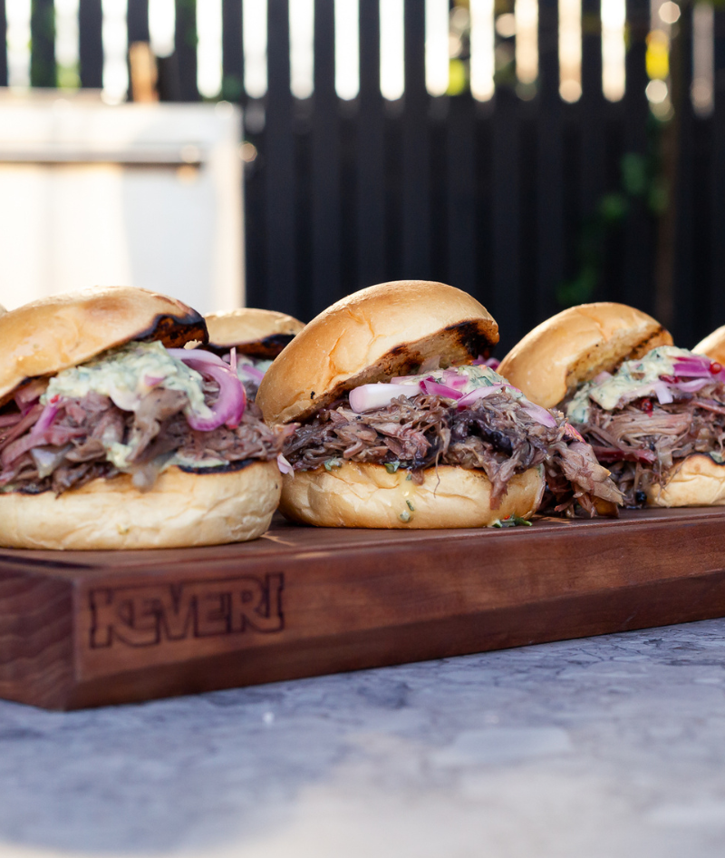 Sandwich de Cordero Desmenuzado con Chimichurri de Menta